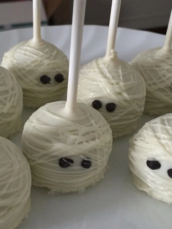 Delicious Halloween baking treats decorated with spooky themes and festive colors.