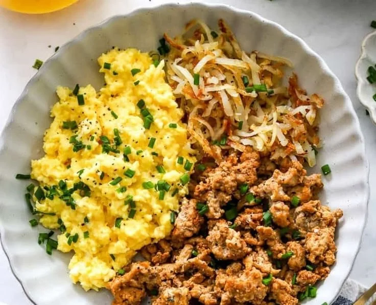 Healthy Easy Turkey Breakfast Bowl with eggs, vegetables, and lean turkey for a nutritious breakfast.